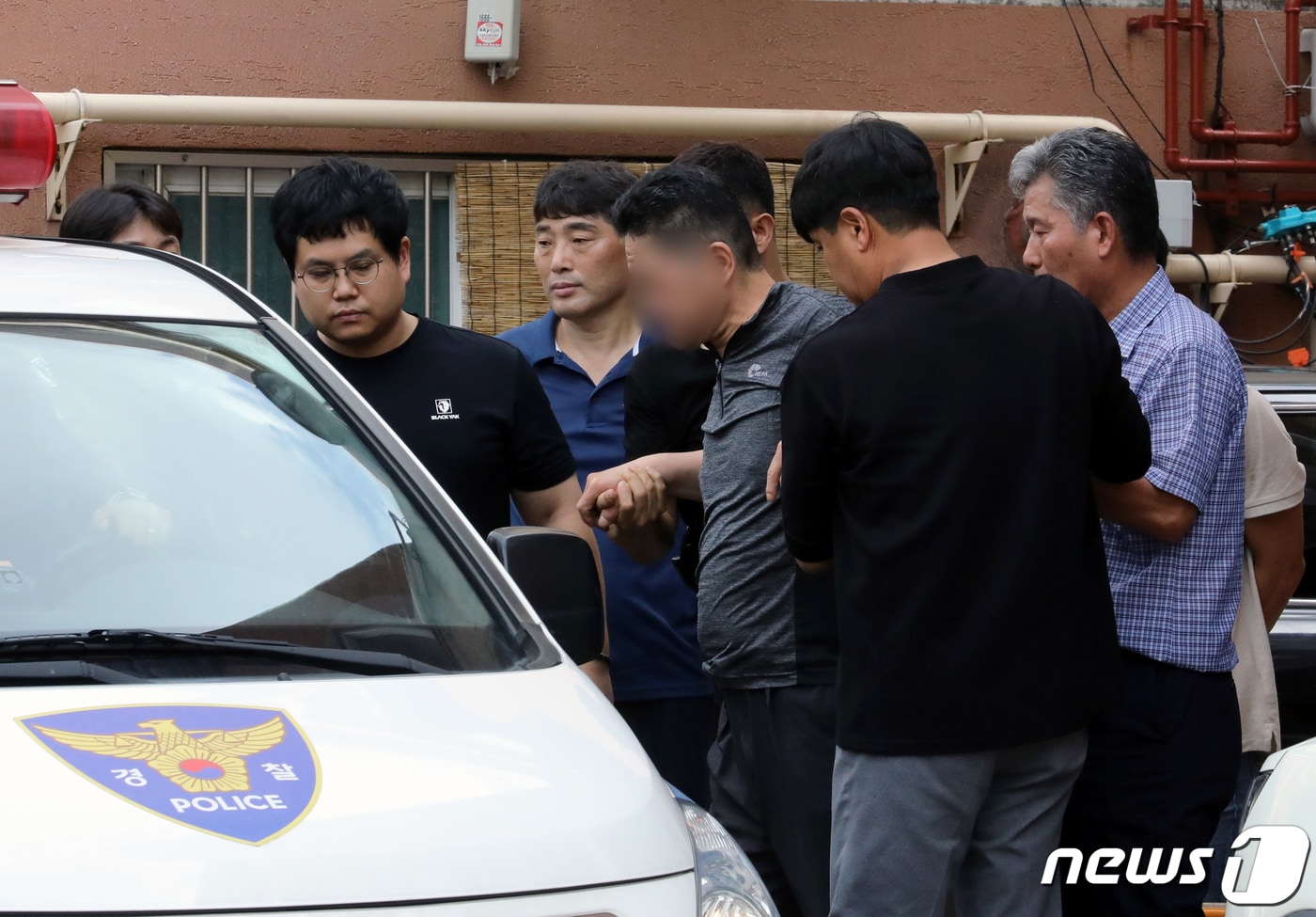 인천 부평 빌라서 흉기로 지인 찌른 50대 남성이 경찰과 대치한 후 4시간여 만인 27일 오전 10시 3분쯤 경찰에 체포됐다. 2023.7.27/뉴스1 ⓒ News1 정진욱 기자