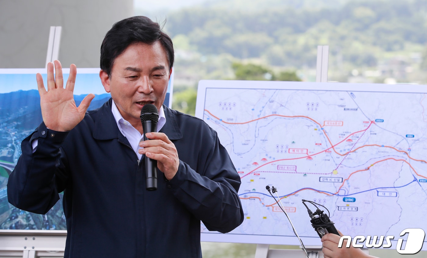 2023년 7월 27일 원희룡 국토부장관이 경기 양평군 강상면 서울-양평 고속도로 대안 노선 종점 인근에서 현장점검 후 취재진의 질문에 답하고 있다. 2023.7.27 ⓒ 뉴스1 김도우 기자
