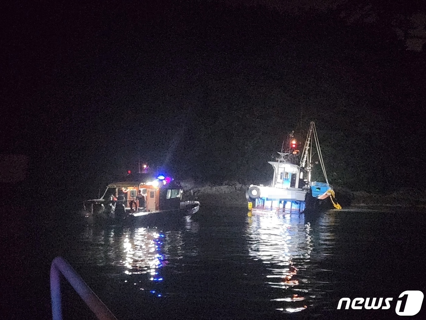 27일 경남 통영시 동호항에 좌초된 15톤급 어획물 운반선이 구조되고 있다.(통영해경 제공)