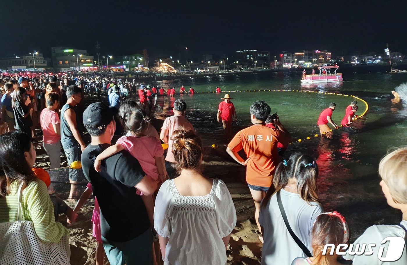 제주이호테우축제 멸치잡이 재현 행사.&#40;제주시 제공&#41;