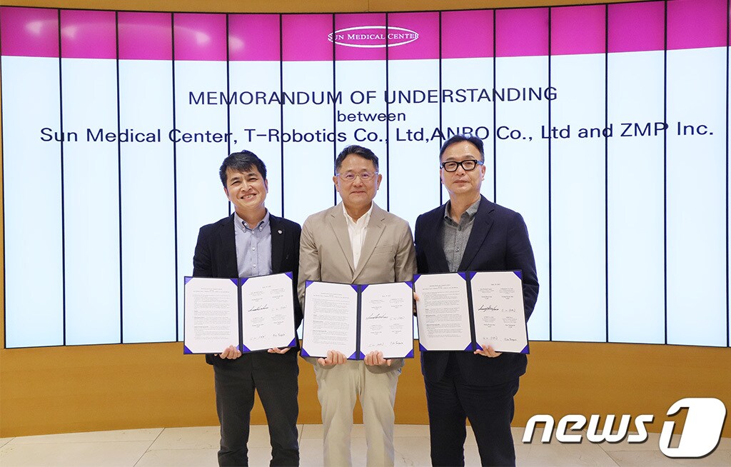 대전선병원과 로봇제조전문회사 3곳이 스마트병원 구축을 위한 업무협약을 체결하고 기념사진을 찍고 있다. 왼쪽부터 히사시 다구치 ㈜ZMP 대표, 선승훈 선메디컬센터 의료원장, 안승욱 ㈜T-Robotics (티로보틱스)대표.(대전선병원 제공)/뉴스1