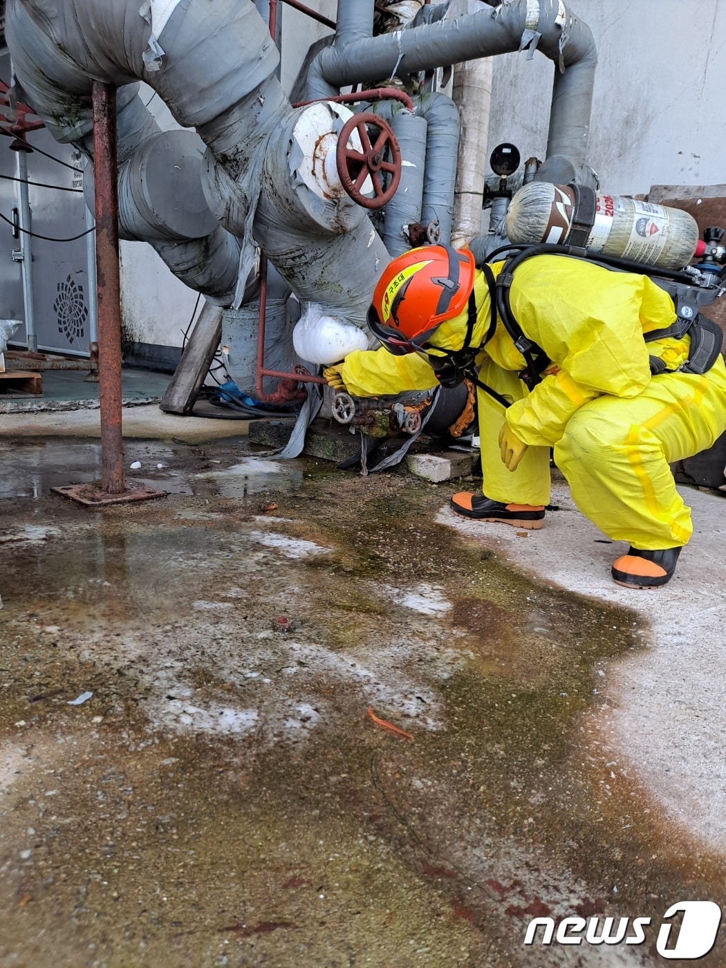 3일 오후 5시38분께 군산시 서수면의 한 냉동공장에서 암모니아 냉매가스가 누출됐다는 신고가 접수됐다.(전북소방본부 제공)2023.7.3/뉴스1