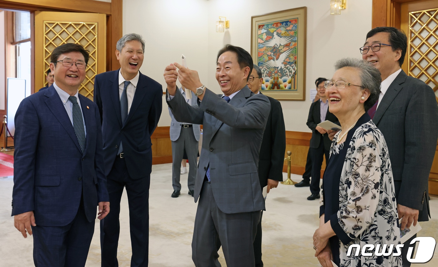 문화체육관광부는 지난 29일 대한민국 역대 대통령들의 가족 6인이 청와대 본관에서 열리고 있는 특별전 ‘우리 대통령들의 이야기’를 함께 관람했다고 30일 밝혔다. 박보균 문화체육관광부 장관이 초대한 이번 모임에는 조혜자 여사&#40;이승만 대통령 며느리&#41;, 윤상구 ㈜동서코포레이션 대표&#40;윤보선 대통령 아들&#41;, 박지만 EG 대표이사 회장&#40;박정희 대통령 아들, 박근혜 대통령 동생&#41;, 노재헌 동아시아문화센터 이사장&#40;노태우 대통령 아들&#41;, 김현철 김영삼대통령기념재단 이사장&#40;김영삼 대통령 아들&#41;, 김홍업 김대중평화센터 이사장&#40;김대중 대통령 아들&#41;이 참석했다. &#40;문화체육관광부 제공&#41; 2023.7.30/뉴스1