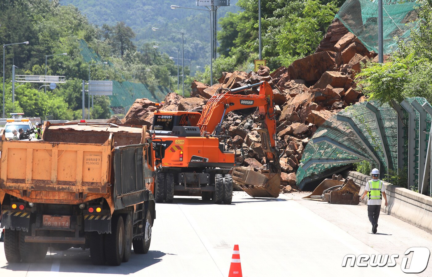 5일 오전 7시27분쯤 대구시 군위군 효령면 불로리 상주-영천고속도로 하행선 불로터널 인근에서 산사태가 발생해 경찰과 소방 당국이 양방향 교통을 통제하고, 한국도로공사 등 관계기관이 합동으로 복구작업을 진행하고 있다. 2023.7.5/뉴스1 ⓒ News1 공정식 기자
