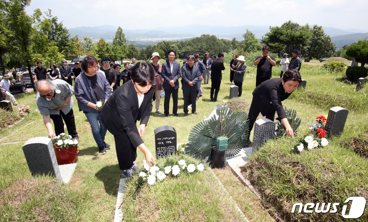 광주 북구 망월동 민족민주열사 묘역 8묘원에서 배은심 여사를 추모하기 위한 추모객들이 묵념하고 있다. 2023.7.5/뉴스1 ⓒ News1 김태성 기자