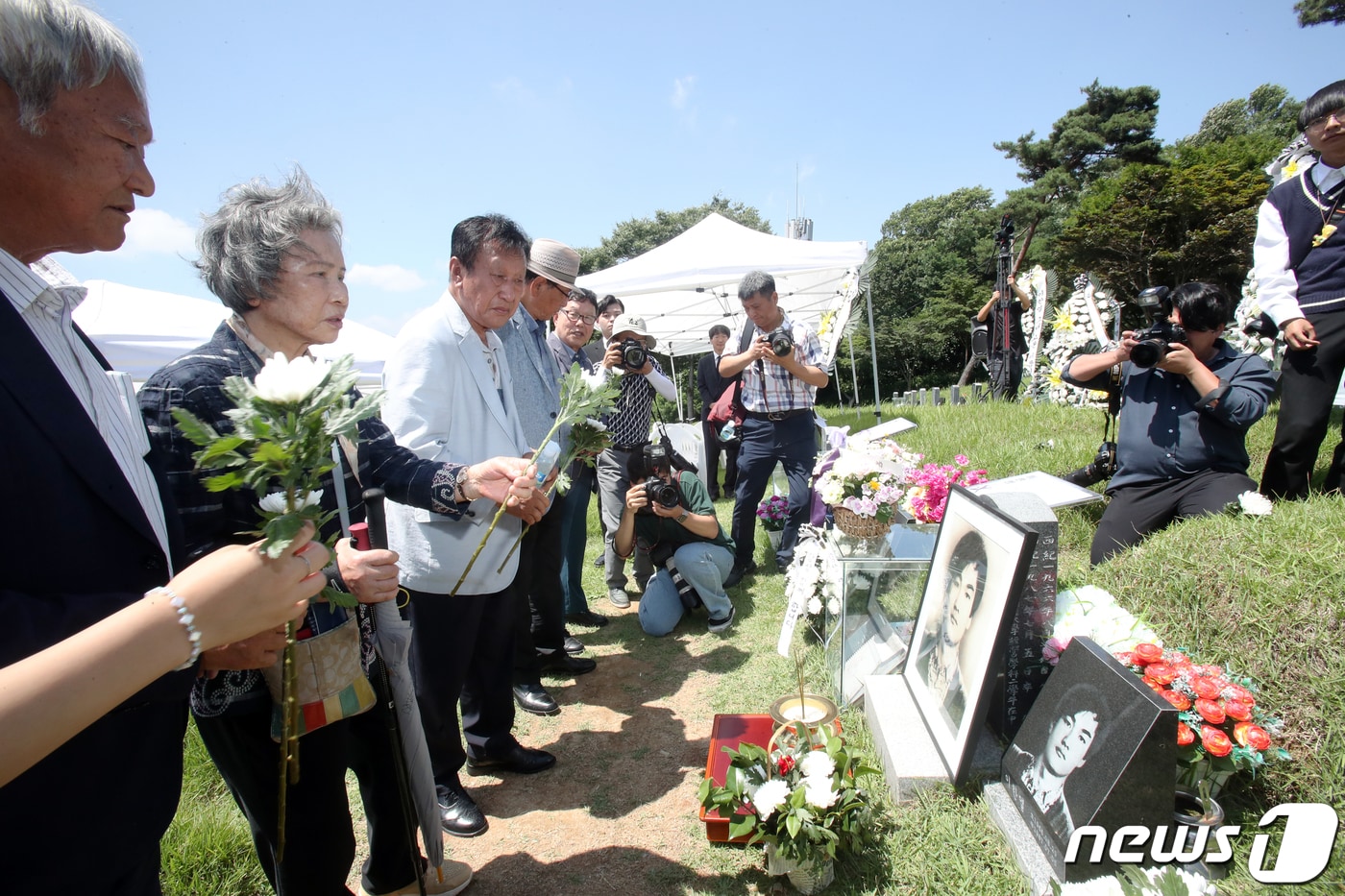 지난해 7월 5일 오후 광주 북구 망월동 민족민주열사묘역에서 열린 이한열 열사의 36주기 추모식에서 참석자들이 헌화하고 있다. 2023.7.5/뉴스1 ⓒ News1 김태성 기자