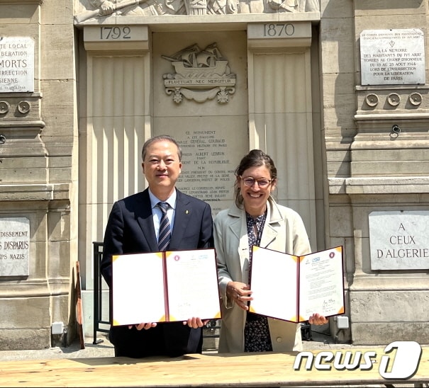 전북대학교 양오봉 총장과 파리 기후아카데미의 사라 알비 원장이 업무협약을 맺고, 전라북도 주력 산업인 신재생 에너지 관련 교육 시스템을 구축해 기후 안보에 대한 교육을 강화하기로 했다.(전북대 제공)/뉴스1