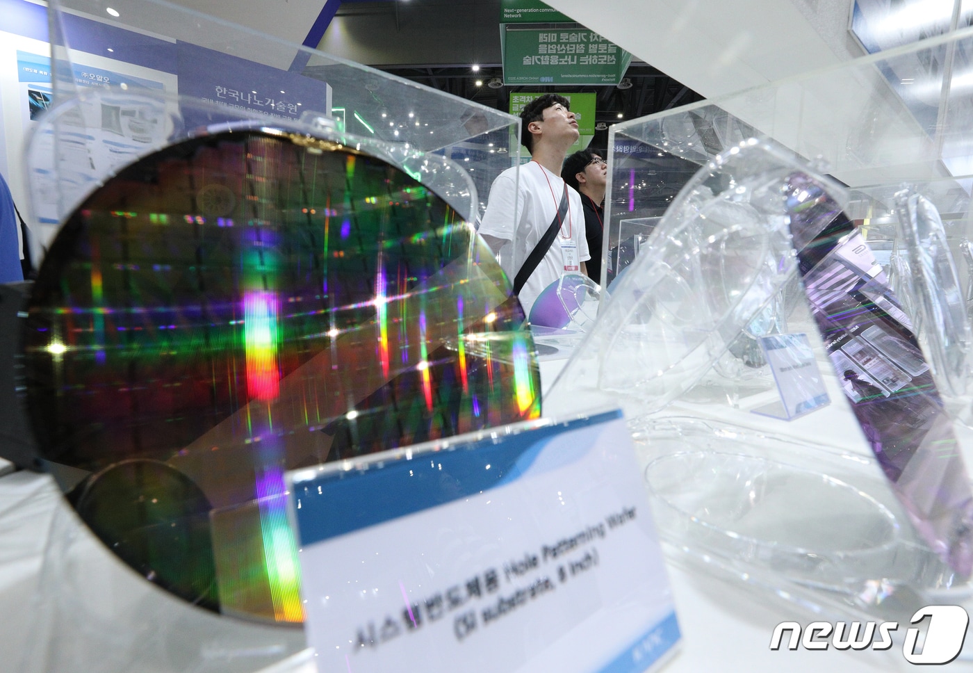 경기 고양시 킨텍스에서 지난 7월5일 열린 '나노코리아 2023'에서 관람객들이 웨이퍼를 살펴보고 있다. /뉴스1 ⓒ News1 신웅수 기자