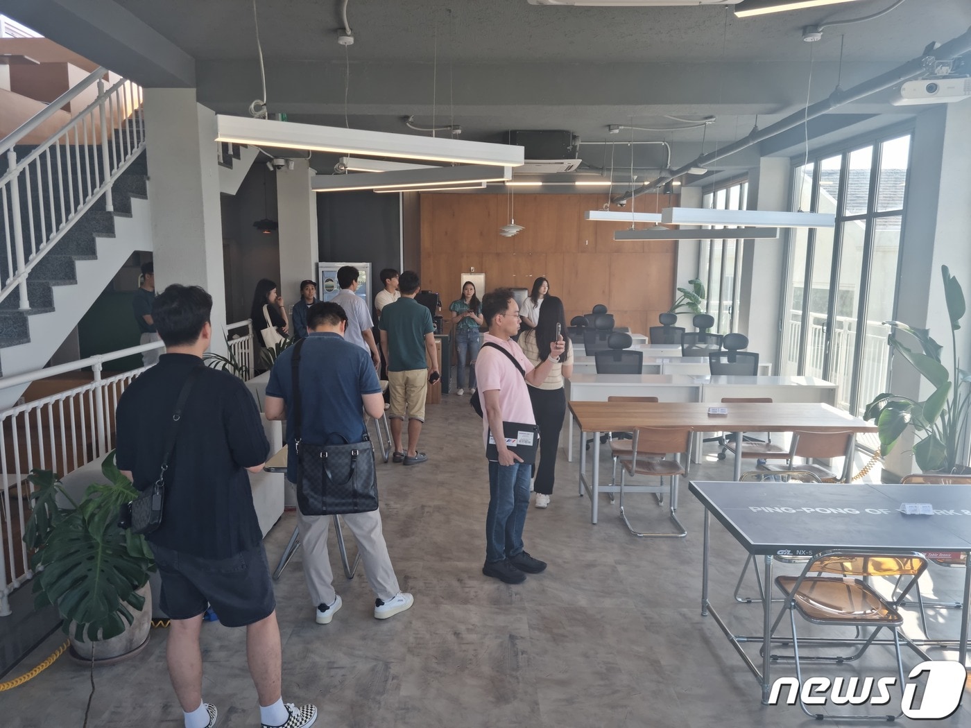 워케이션 시설 둘러보는 기업들(제주도 제공)