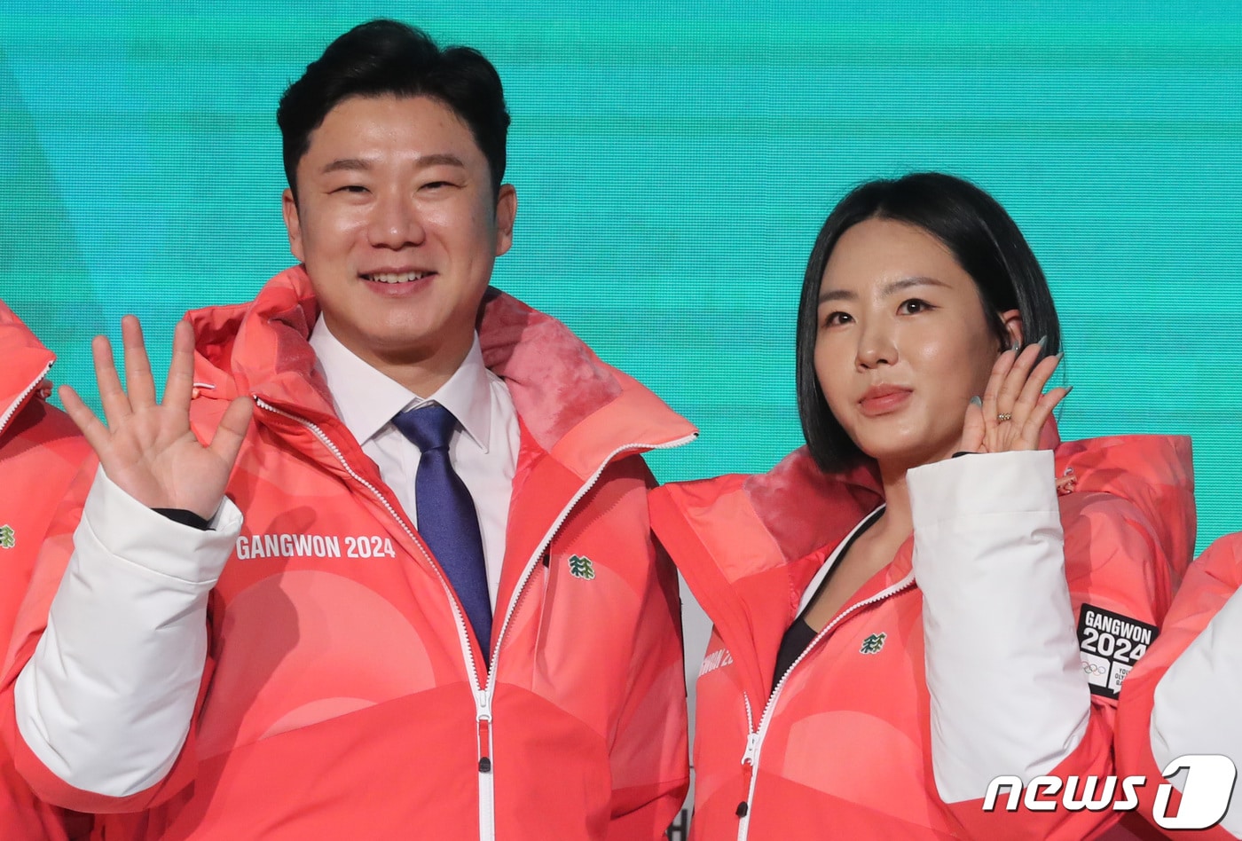 진종오·이상화 강원2024 공동조직위원장이 지난 6일 서울 송파구 올림픽파크텔에서 열린 2024 강원 동계청소년올림픽 대회 G-200 계기 출정행사에서 유니폼을 입고 포즈를 취하고 있다. 2024 강원 동계청소년올림픽 대회는 평창, 강릉, 정선, 횡성 등 강원특별자치도 4개 도시에서 2024년 1월 19일부터 2월 1일까지 열린다. 2023.7.6/뉴스1 ⓒ News1 김성진 기자