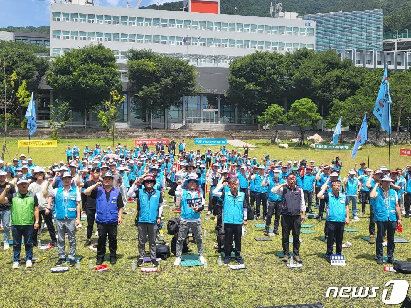 6일 오후 동아대 노조가 사하구 하단캠퍼스에서 총파업 출정식을 갖고 있다&#40;노조 제공&#41; 