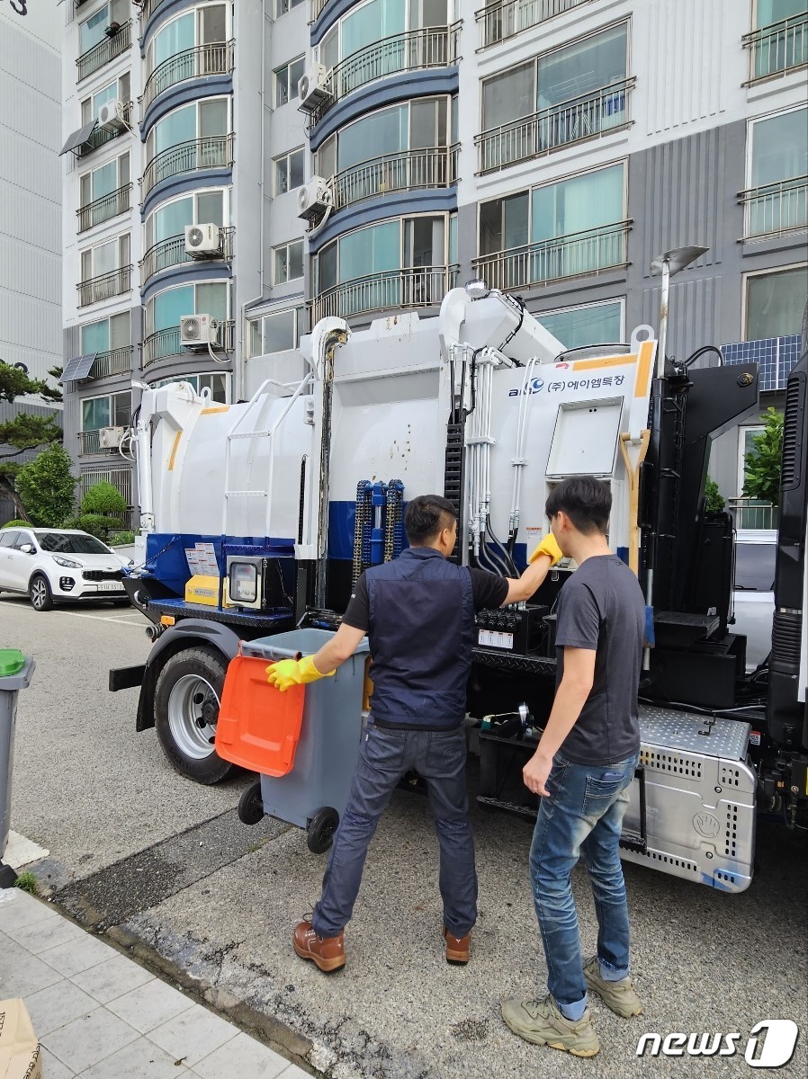 전북 전주시가 지난 1일부터 시해되고 있는 ‘권역별 청소책임제’의 안정적인 정착을 위해 쓰레기 수거현장에 대한 점검을 강화한다.(전주시 제공)/뉴스1