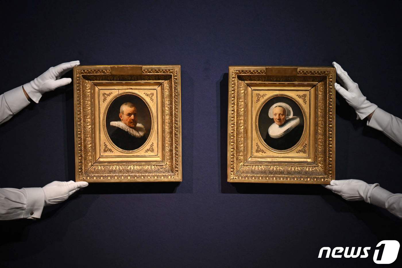 렘브란트가 그린 얀 빌렘스 반 데르 플럼과 야헨 카렐의 초상화 ⓒ AFP=뉴스1