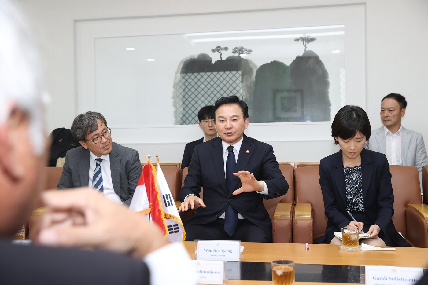 원희룡 국토교통부 장관이 7일 서울에서 바수끼 하디물로노(Basuki Hadimuljono) 인도네시아 공공사업주택부 장관을 만나 이야기를 나누고 있다./국토부 제공