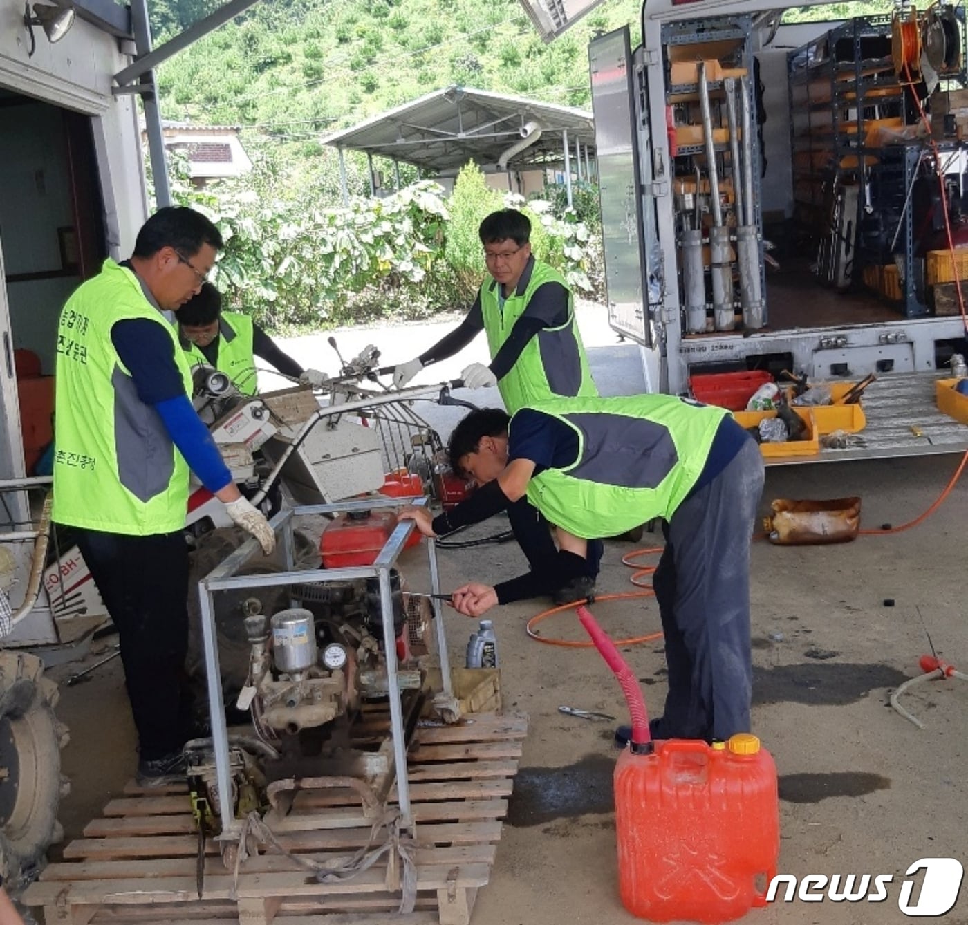 충북 영동군 농업기술센터 농기계 수리 모습/ 뉴스1