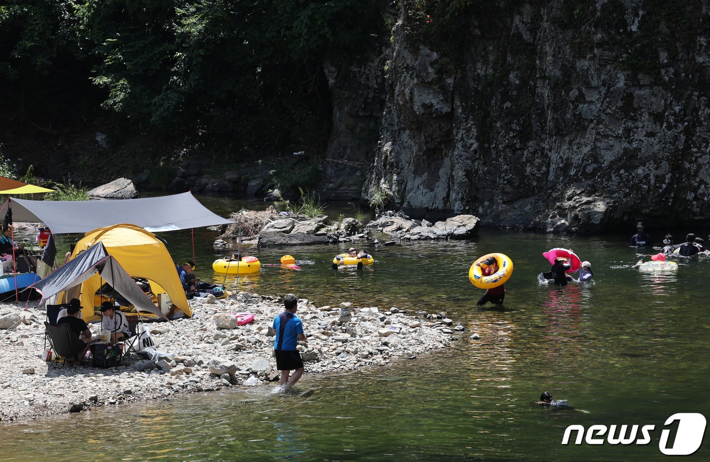 경북 포항시 북구 죽장면의 한 계곡에서 시민들이 물놀이를 즐기고 있다.(뉴스1 자료, 재판매 및 DB금지) ⓒ 뉴스1 최창호 기자