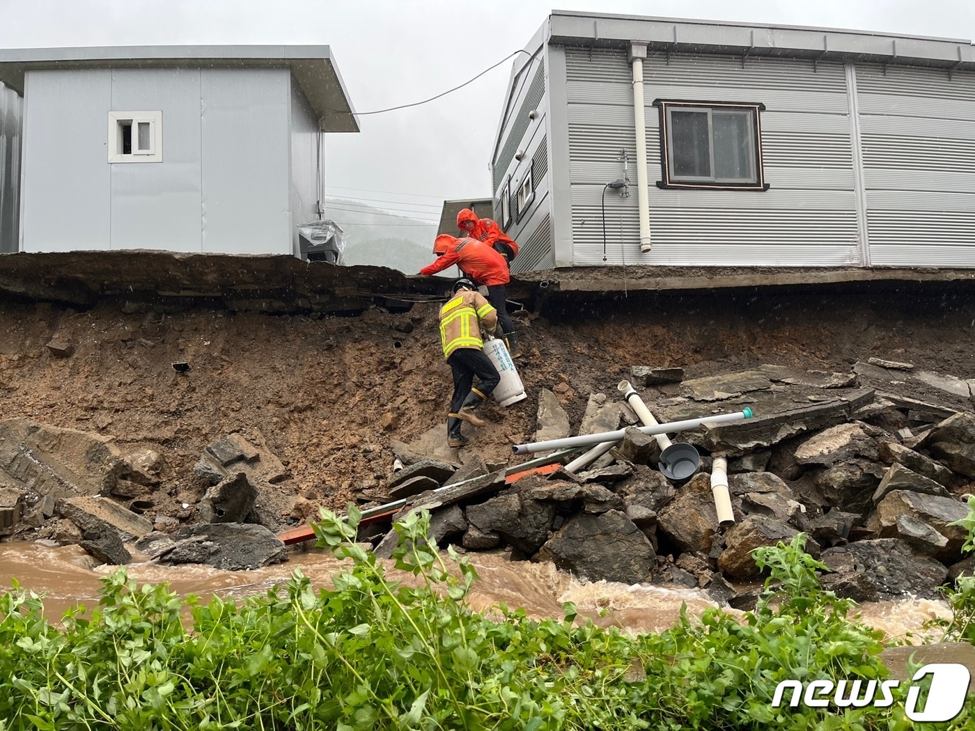 10일 오전 9시쯤 고령군 성산면 한 공장 축대가 붕괴돼 출동한 소방관이 LPG가스통을 철거하고 있다.&#40;경북소방본부 제공&#41; 2023.8.10/뉴스1 ⓒ News1 정우용 기자