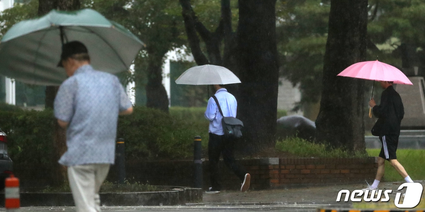 전북 전주시 전북대학교에서 우산을 쓴 시민들이 발걸음을 제촉하고 있다. &#40;자료사진&#41;/뉴스1 ⓒ News1 유경석 기자