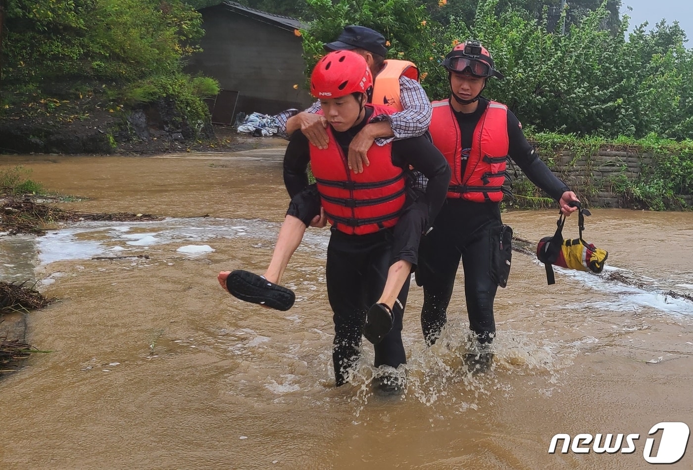 10일 오전 10시 59분쯤 경북 영천 고경면 고도리에서 산밑에 사는 주민 2명이 집앞에 물이 차 고립됐다가 소방당국에 의해 구조되고 있다.&#40;경북소방본부 제공&#41; 2023.8.10/뉴스1 ⓒ News1 정우용 기자