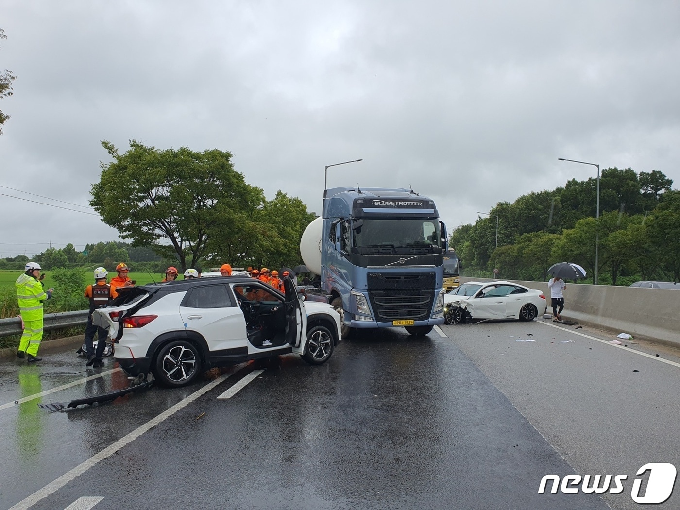 10일 오후 1시20분께 전북 김제 서해안고속도로 상행선 124㎞ 지점에서 3중 추돌 사고가 발생했다.&#40;전북소방본부 제공&#41;2023.8.10/뉴스1