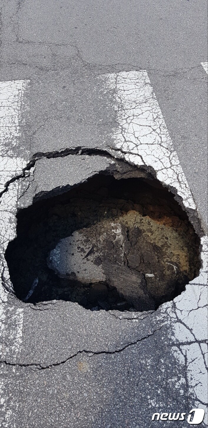 포트홀. 기사 내용과는 무관. (독자제공) 2023.8.11/뉴스1 ⓒ News1 이수민 기자