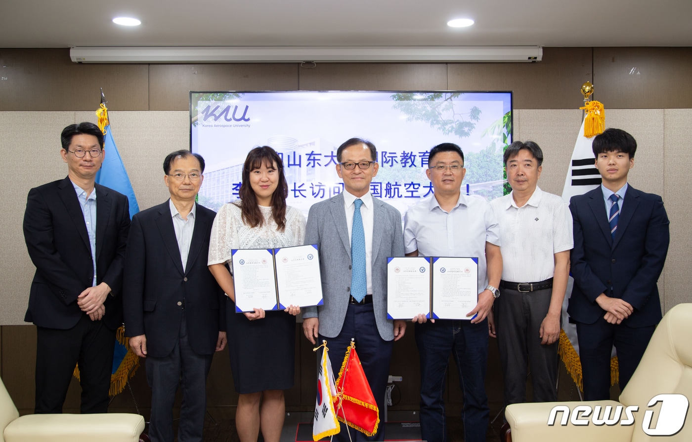 중국 산동대학교 위해(威海) 캠퍼스 국제교육원 원장 일행이 10일 한국항공대학교를 방문해 한국항공대 국제교류원과 학술교류 협정을 체결했다. 사진 왼쪽에서 세 번째부터 한국항공대 송운경 국제교류원 원장, 한국항공대 허희영 총장, 산동대 위해 캠퍼스 리 커 국제교육원 원장. (항공대 제공)