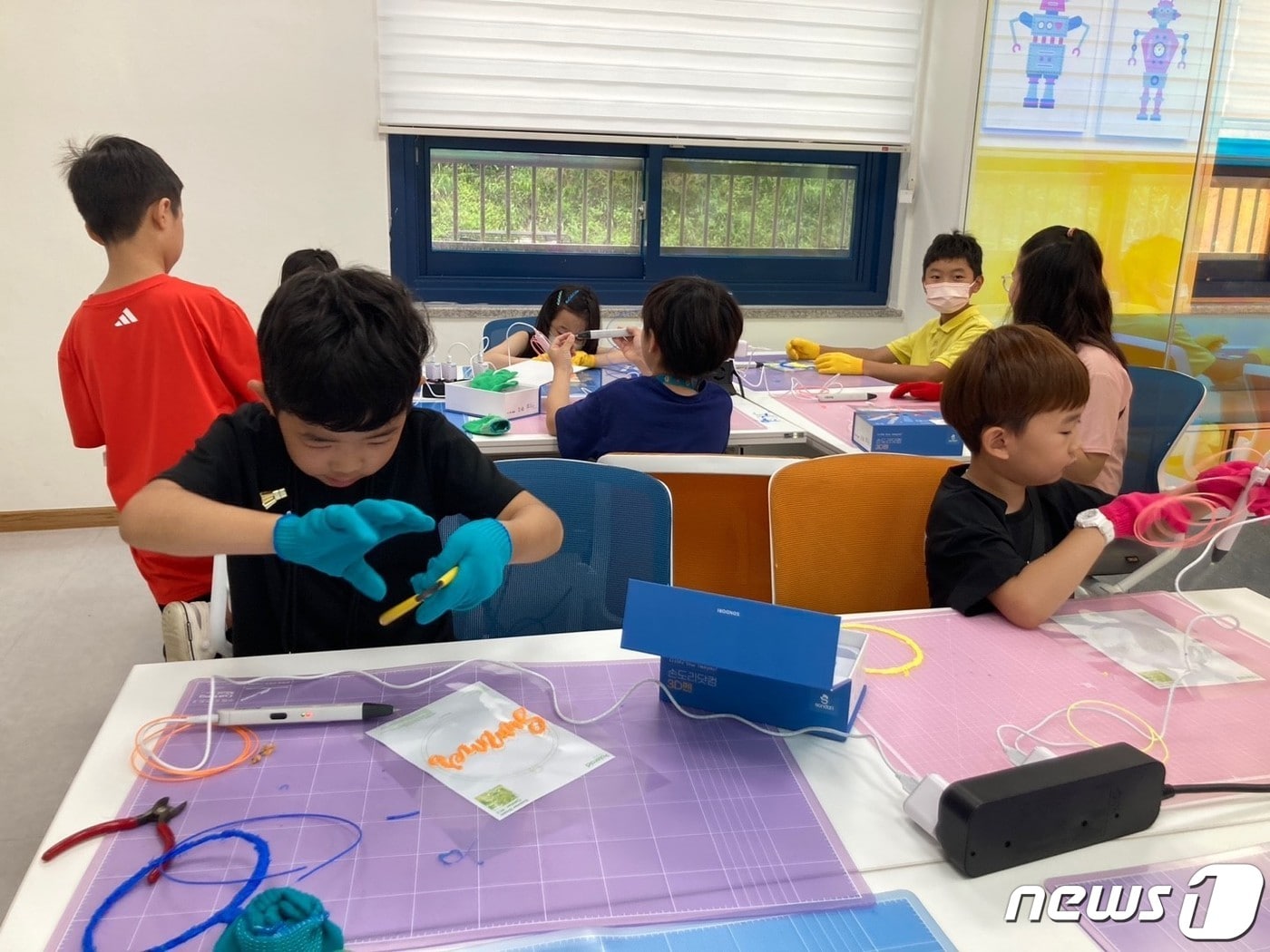 이천시립도서관 '미래를 만드는 IT 챌린저' 코딩프로그램에 참여한 어린이들이 수업을 하고 있는 모습.(이천시 제공)