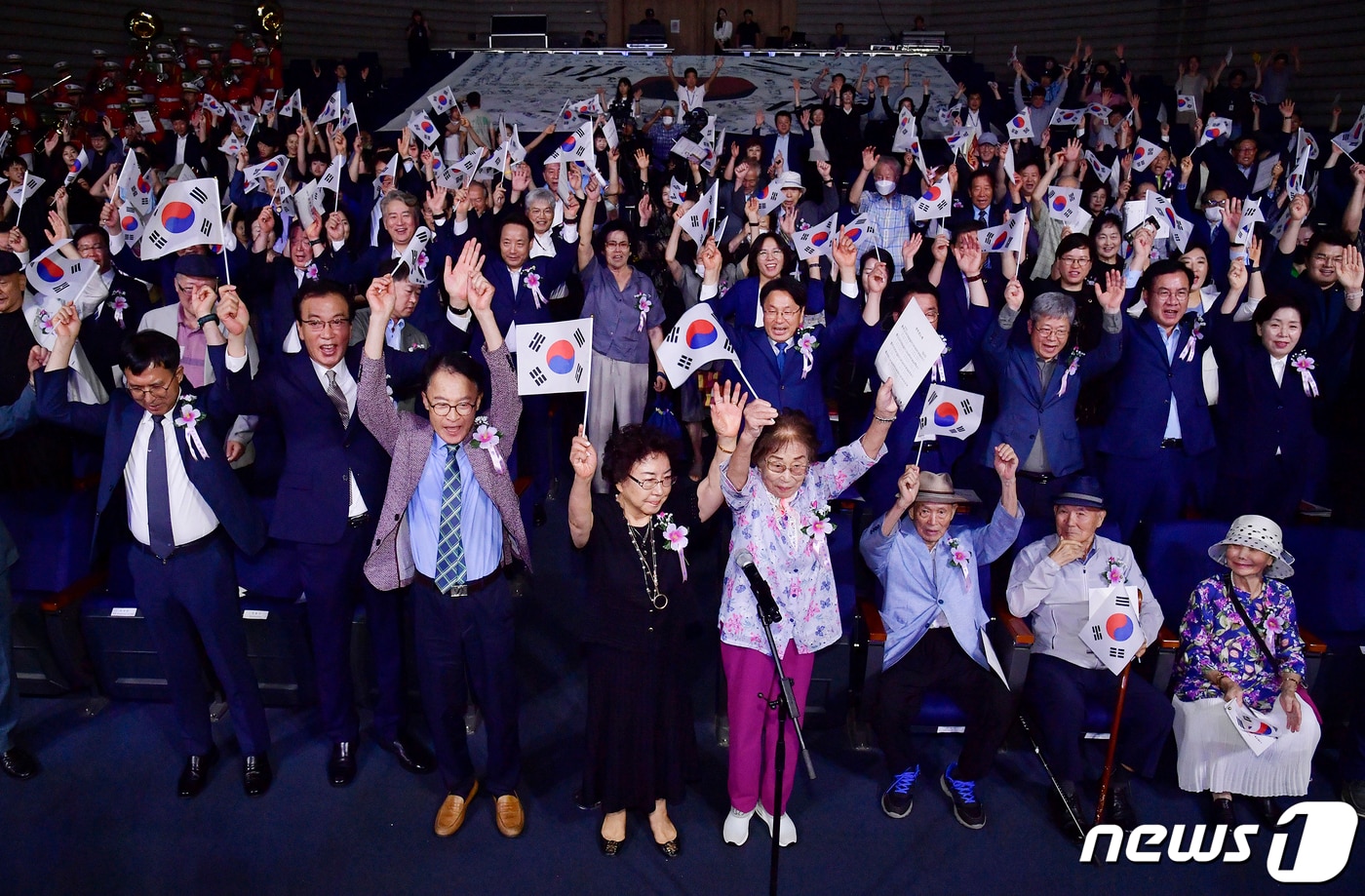 강기정 광주시장이 지난해 8월 15일 시청 대회의실에서 열린 &#39;제78주년 광복절 경축식&#39;에 참석해 일제강제동원피해자인 양금덕 할머니, 이춘식 할아버지, 오연임 할머니, 이경석 할아버지 등 내빈들과 만세삼창을 하고 있다.&#40;광주시 제공&#41;2023.8.15/뉴스1 