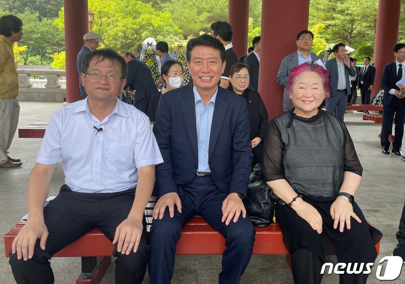 조인철 전 광주시 문화경제부시장이 15일 김영철 열사 제25주기 추모식에 참석해 열사의 아내 김순자 여사(오른쪽), 장남 김동명씨(왼쪽)와 환담을 나누고 기념촬영을 하고 있다.(조인철 전 부시장 제공)2023.8.15/뉴스1 
