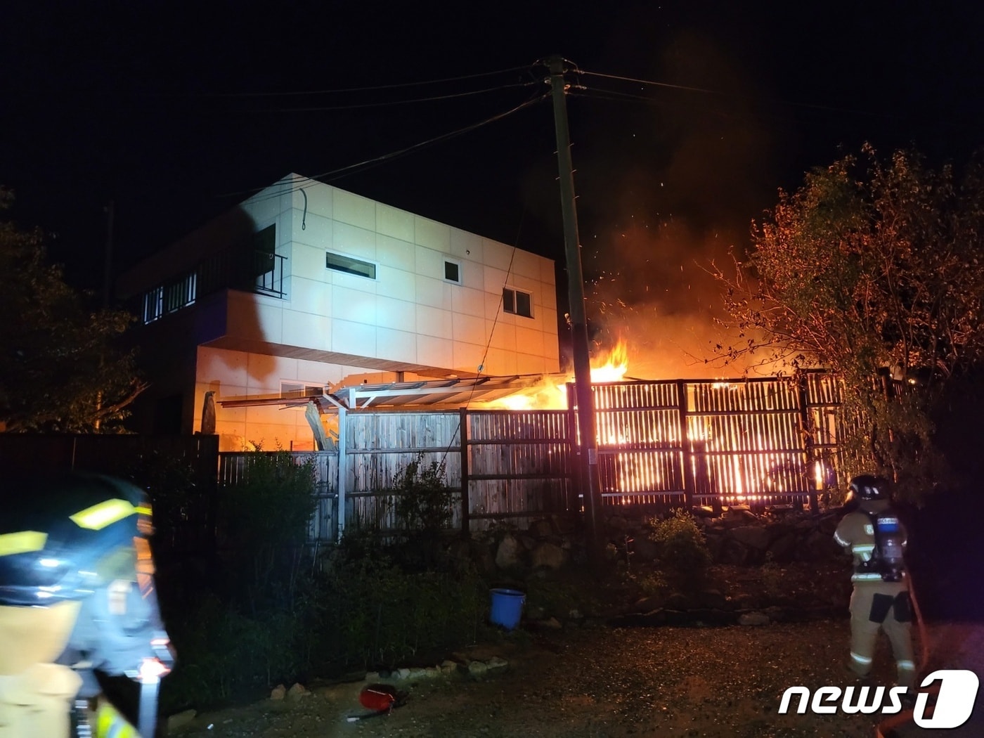 16일 오전 2시 50분께 울산 중구 성안동에서 도자기를 전시·판매하는 카페 건물에서 불이 나 출동한 소방대원들이 화제를 진화하고 있다. &#40;울산소방본부 제공&#41;