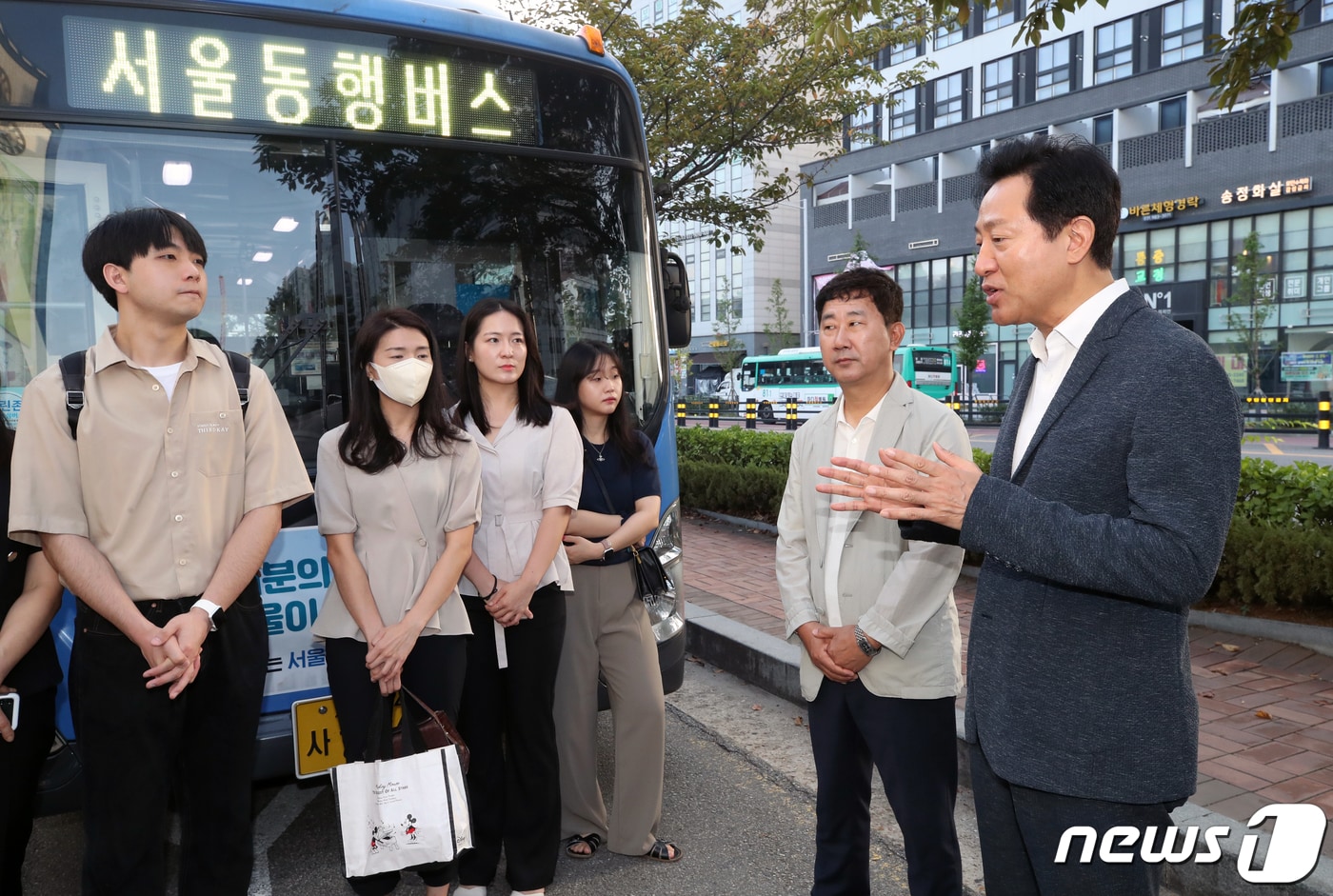 오세훈 서울시장이 17일 오전 경기 김포시 풍무동에서 서울 동행버스 '서울02번' 시승 점검 전 시민들과 대화를 나누고 있다. '서울동행버스'는 서울시가 수도권 주민들의 출근길 교통을 해소하기 위해 투입되는 버스이다. 2023.8.17/뉴스1 ⓒ News1 정진욱 기자