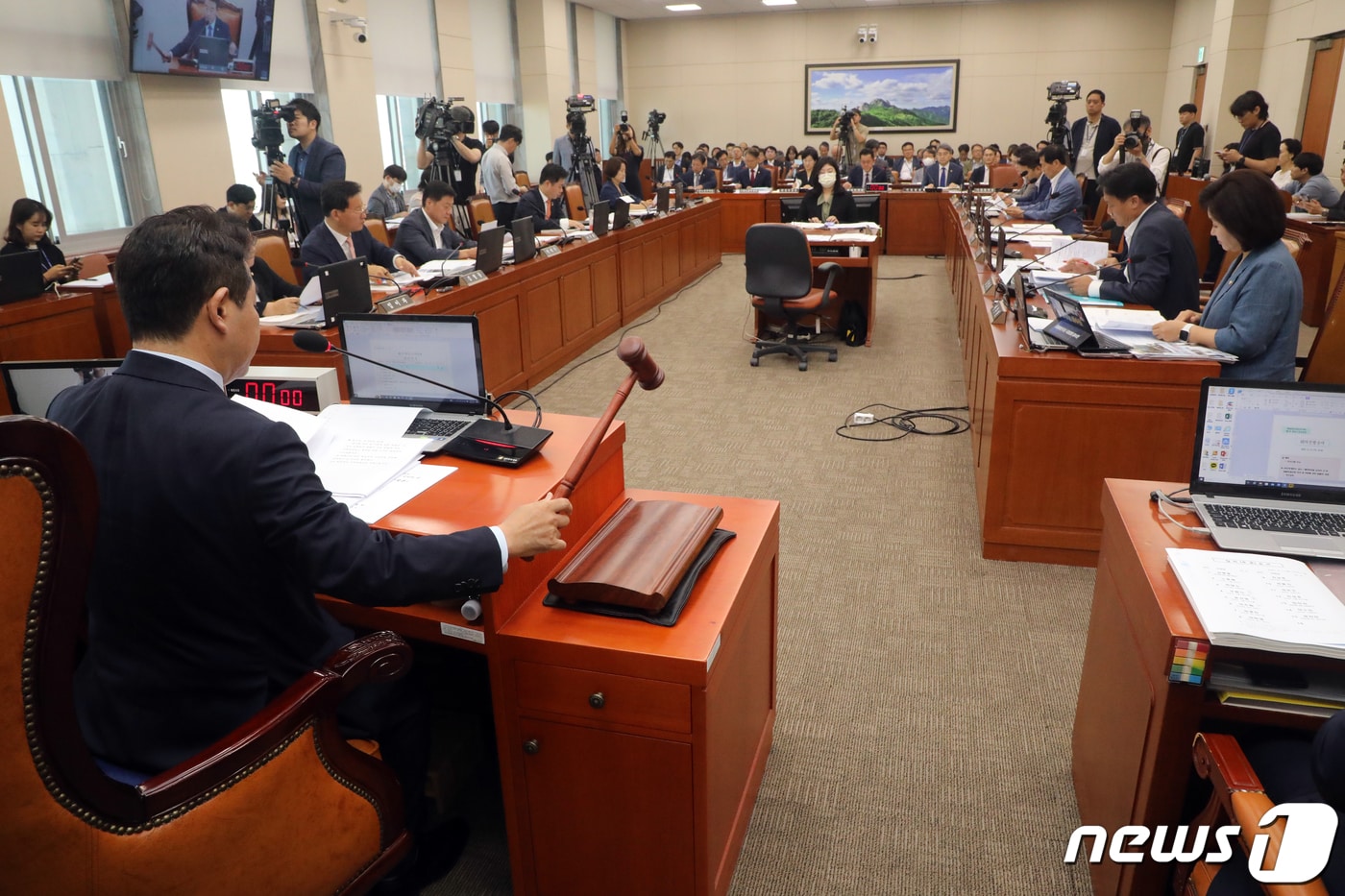 박정 국회 환노위원장이 17일 오전 서울 여의도 국회에서 열린 환경노동위원회 전체회의에서 의사봉을 두드리고 있다. 2023.8.17/뉴스1 ⓒ News1 황기선 기자
