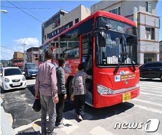 경북 청송군에서 어르신들이 무료버스를 타고 있다.