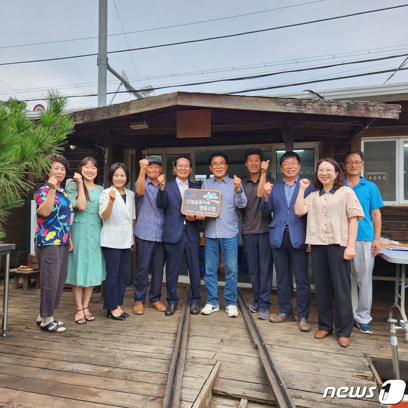 울산시와 울산경제일자리진흥원은 17~18일 양일간 행정안전부 선정 2023년도 신규마을기업 4개사의 현판식을 개최했다.