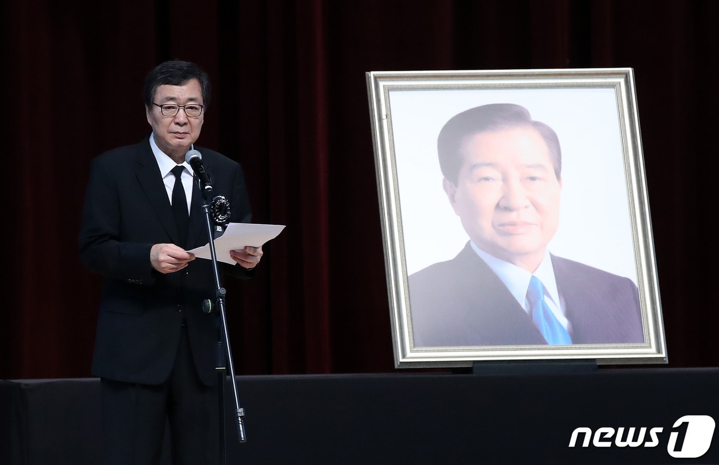고(故) 김대중 전 대통령 서거 14주기 추도식에서 김 전 대통령 차남인 김대중평화센터 김홍업 이사장이 유족인사를 하고 있다. 2023.8.18/뉴스1 ⓒ News1 박지혜 기자