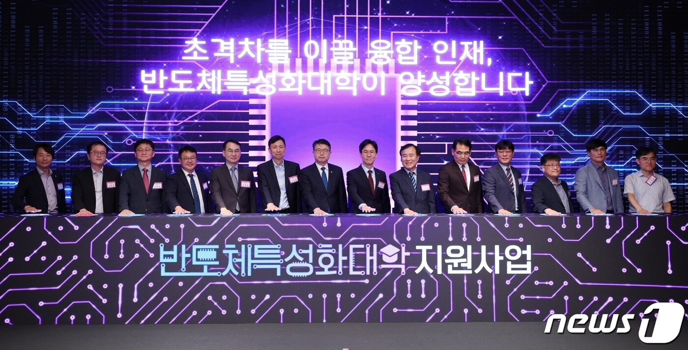 반도체 특성화대학 학생들, 현대모비스 직원에게 취업 상담 - 뉴스 썸네일 이미지