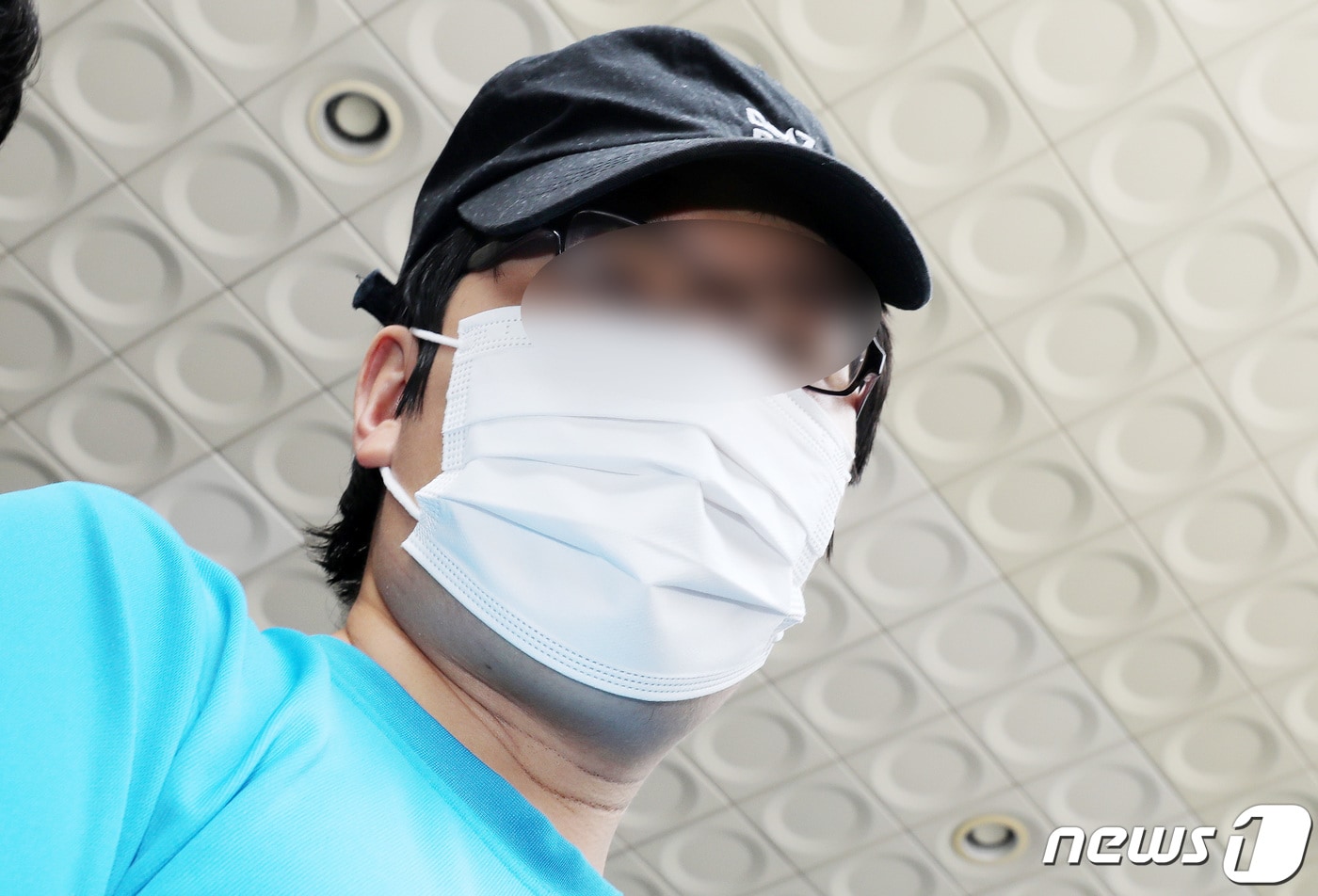 한낮에 서울 관악구 신림동 공원 인근 등산로에서 여성을 무차별적으로 폭행하고 성폭행한 혐의를 받는 30대 최모씨가 19일 오후 영장실질심사를 받기 위해 서울 관악경찰서를 나서고 있다. 2023.8.19/뉴스1 ⓒ News1 박지혜 기자