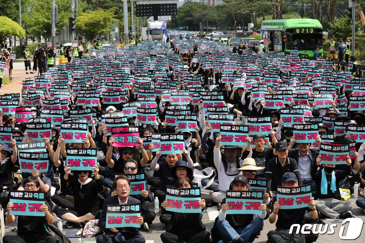 19일 오후 서울 여의도 국회 앞에서 열린 &#39;무법지대에서 교육안전지대로&#39; 국회 입법 촉구 추모 집회에 참가한 전국 교사들이 교사의 억울한 죽음 진상 규명, 아동학대관련법 9월4일까지 개정, 실효적인 민원처리 시스템 마련 등을 촉구하고 있다. 2023.8.19/뉴스1 ⓒ News1 이승배 기자