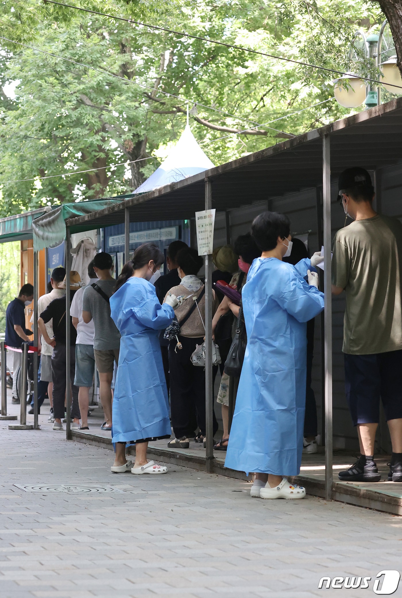 신종 코로나바이러스 감염증&#40;코로나19&#41; 확진자 증가세가 이어지는 가운데 지난 2일 오전 대구 달서구보건소에 마련된 선별진료소를 찾은 시민들이 줄지어 PCR검사를 기다리고 있다. 2023.8.2/뉴스1 ⓒ News1 공정식 기자