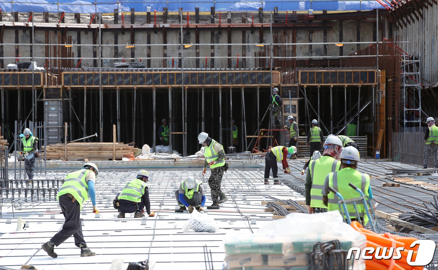 전국 대부분 지역에 폭염 경보가 내려진 2일 인천국제공항 제2합동청사 확장공사 현장에서 근로자들이 뙤약볕 아래서 공사를 진행하고 있다.  2023.8.2/뉴스1 ⓒ News1 박정호 기자