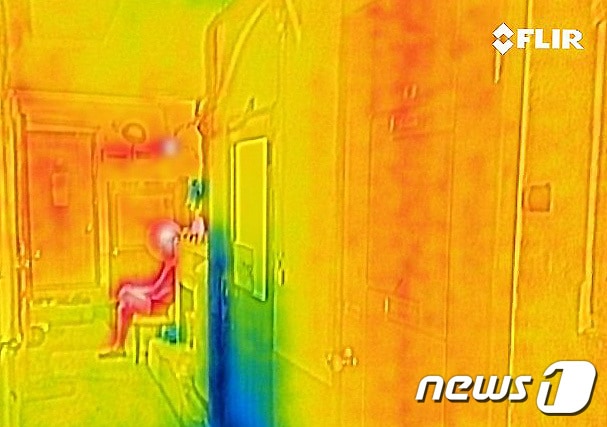 폭염 위기경보 수준이 '심각' 단계로 상햔된 날, 열화상카메라로 본 서울 중구 동자동 쪽방촌에서 한 어르신이 더위를 견디고 있다. 온도가 높을수록 붉은색으로 나타나며 상대적으로 온도가 낮은 곳은 푸른색으로 나타난다. 2023.8.2/뉴스1 ⓒ News1 이동해 기자