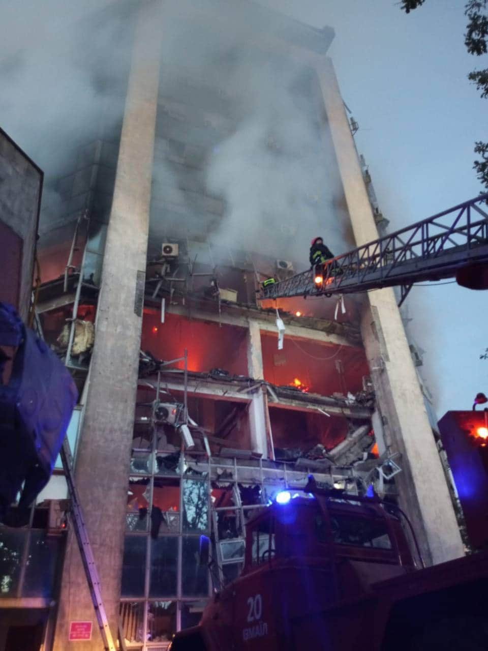 2일(현지시간) 우크라이나 이즈마일 항구 근처의 곡물저장소가 러시아의 공격으로 파괴돼 소방 당국이 현장을 수습 중이다. (출처 : 우크라이나 국방부)