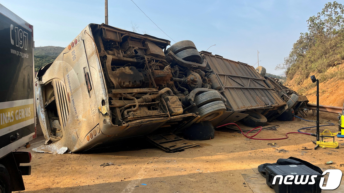 20일(현지시간) 브라질 남동부 미나스제이라스주(州) 벨루오리존치 인근 고속도로에서 브라질 축구클럽 'SC 코린치앙스' 팬들을 태운 버스가 협곡에 충돌해 전복된 모습이다. 2023.8.20. ⓒ 로이터=뉴스1 ⓒ News1 김성식 기자