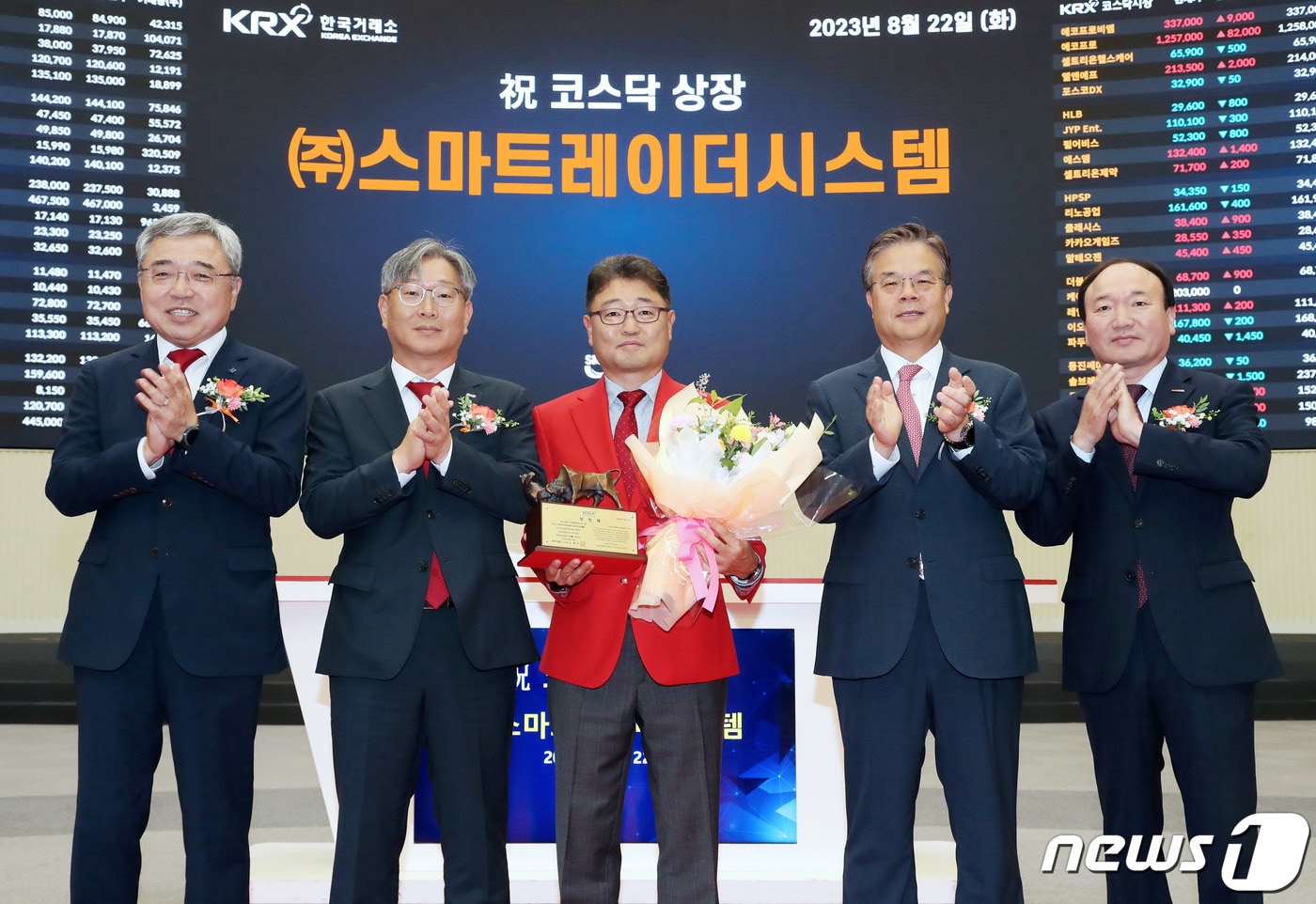 지난 2023년 서울 영등포구 한국거래소에서 열린 '스마트레이더시스템 코스닥시장 상장기념식'에서 관계자들이 기념촬영을 하고 있다. (한국거래소 제공) 2023.8.22/뉴스1