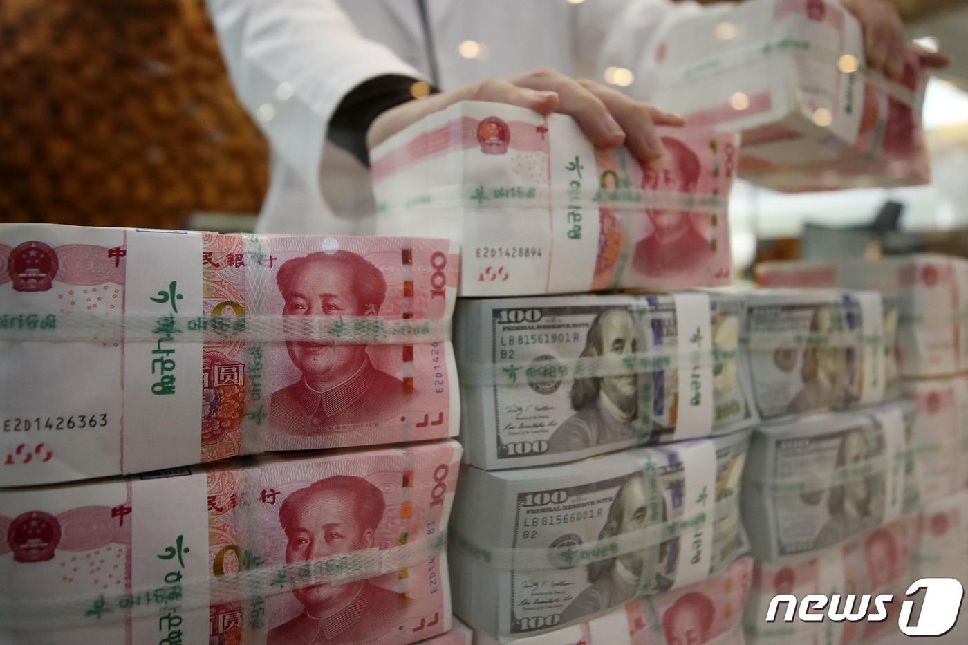 22일 오후 서울 중구 하나은행 위변조대응 센터에서 직원이 위안화와 달러화를 정리하고 있다. 2023.8.22/뉴스1 ⓒ News1 이승배 기자