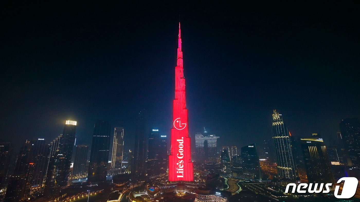 아랍에미리트 두바이에 위치한 높이 828m의 세계 최고층 빌딩인 부르즈 할리파 건물 전면에 브랜드 홍보 영상을 노출하고 있는 모습. (LG전자 제공) 