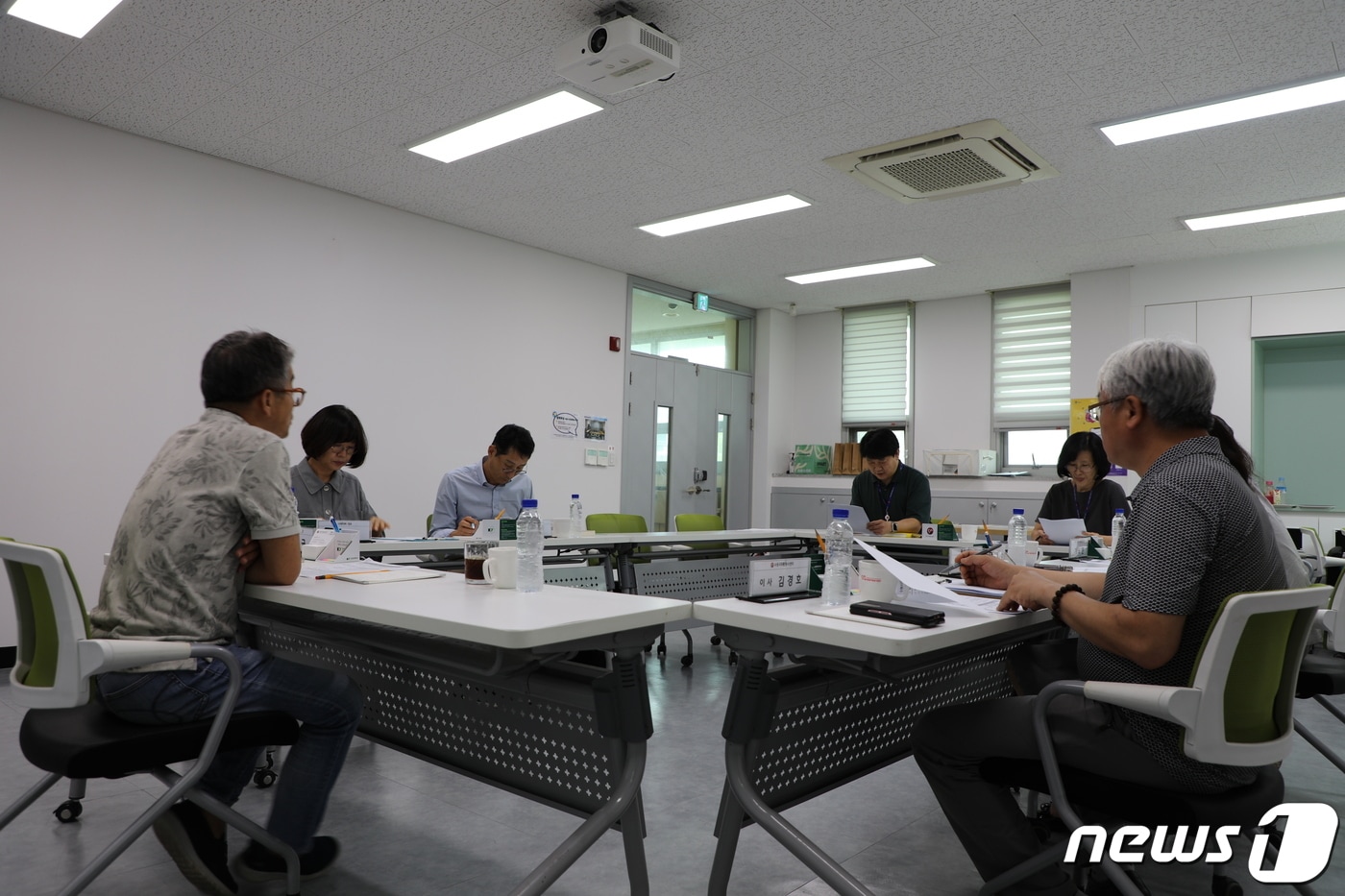 수원시자원봉사센터 20주년 기념 백서편찬추진위원회는 지난 18일 제1차 회의를 열고 ‘읽히는 백서’를 만드는 것으로 의견을 모았다.(수원시자원봉사센터 제공)