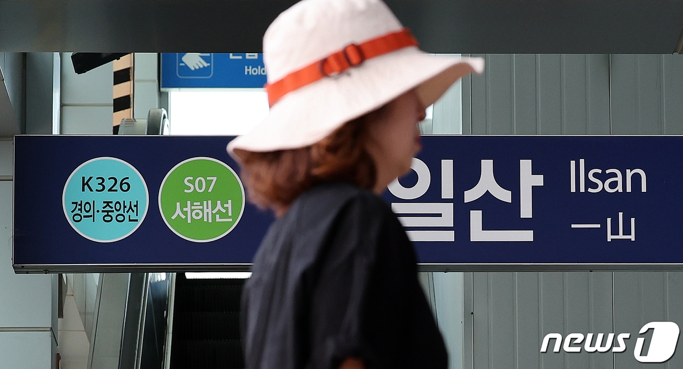 서해선 대곡~일산 연장 구간인 경기도 고양시 일산역에서 시민들이 전철을 이용하기 위해 이동하고 있다.2023.8.25 ⓒ 뉴스1 김진환 기자