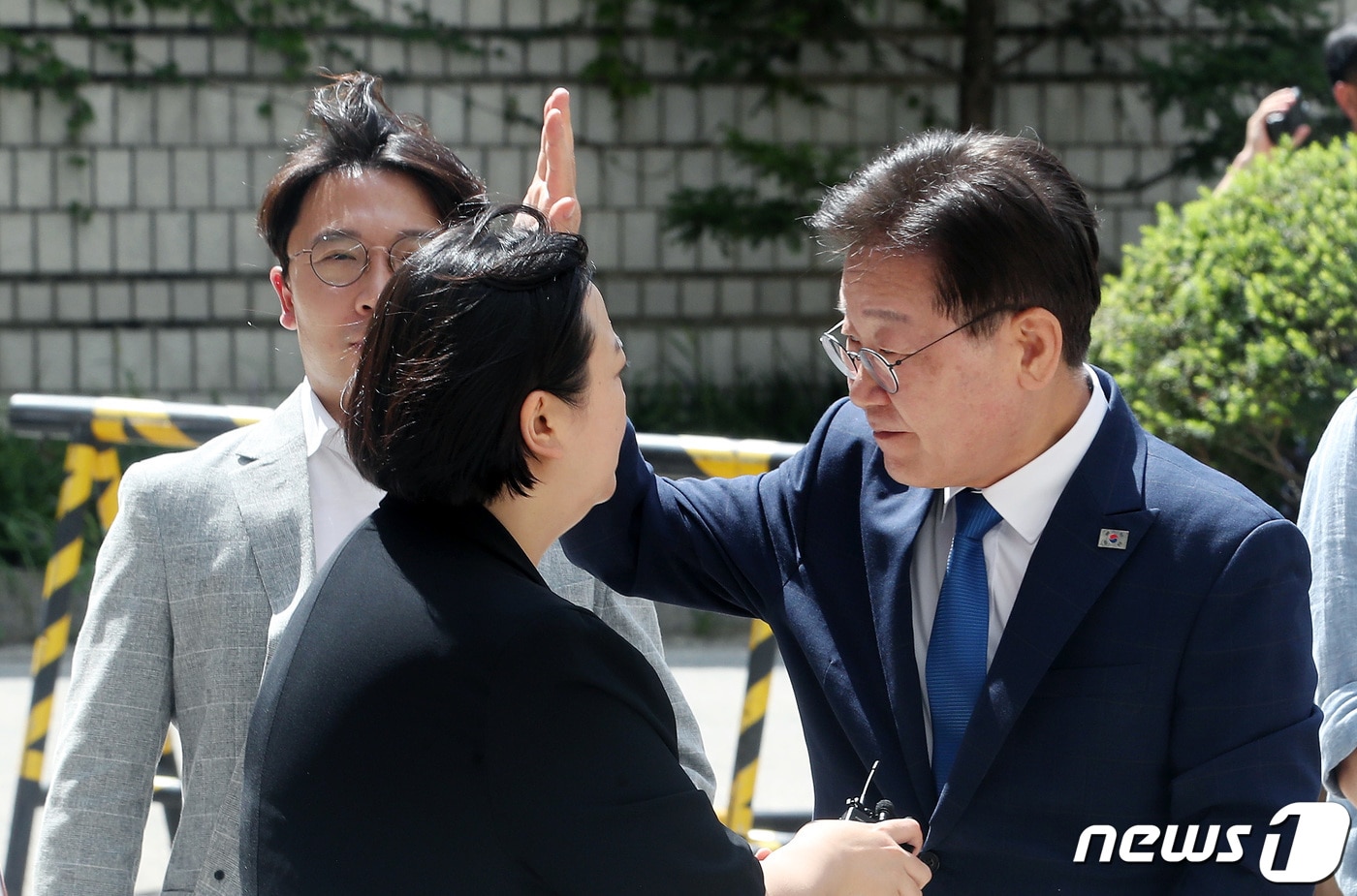 이재명 더불어민주당 대표가 25일 오후 서울 서초구 서울중앙지방법원에서 열린 공직선거법 위반 공판에 출석하며 손인사를 하고 있다. 2023.8.25/뉴스1 ⓒ News1 이동해 기자