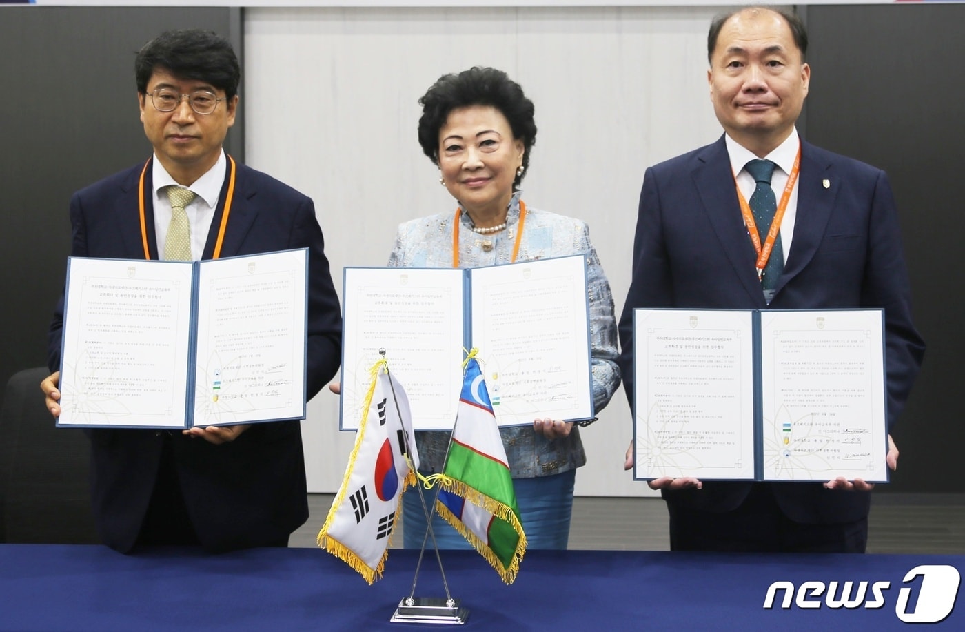 자생의료재단 신민식 사회공헌위원장(왼쪽부터), 우즈베키스탄 유아일반교육부 신 아그리피나 차관, 부천대학교 한정석 총장이 업무협약 후 기념사진을 찍고 있다. (자생한방병원 제공)